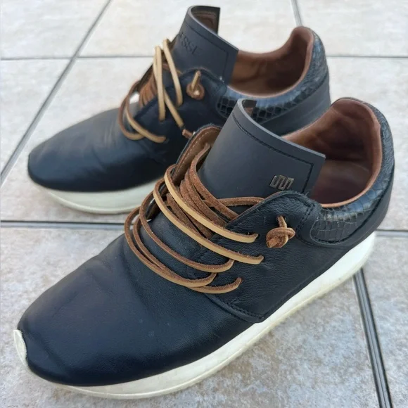ESSEutESSE black leather sneakers